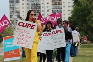 Tuxedo Villa workers picket, August 2014